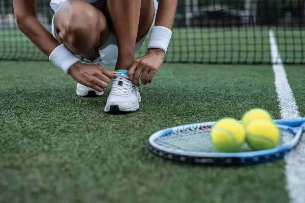 Sportswoman Legare Pizzo Sul Campo Primo Piano — Foto Stock