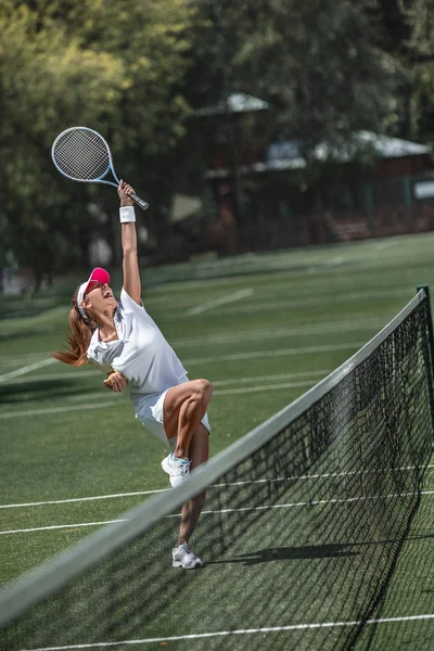 快乐的年轻女孩 在网球场上 — 图库照片