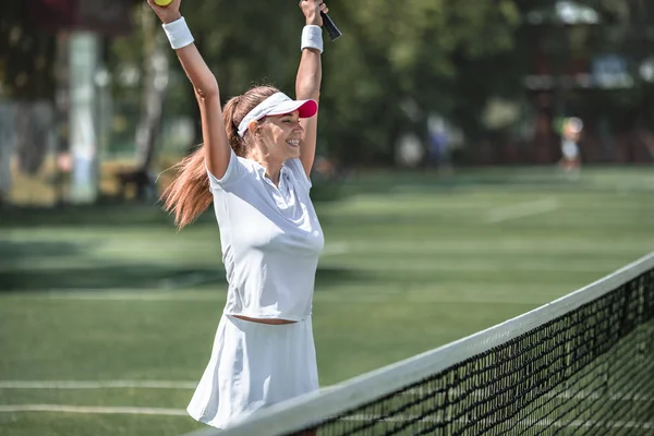 Lycklig Kvinna Sportkläder Tennisbanan — Stockfoto