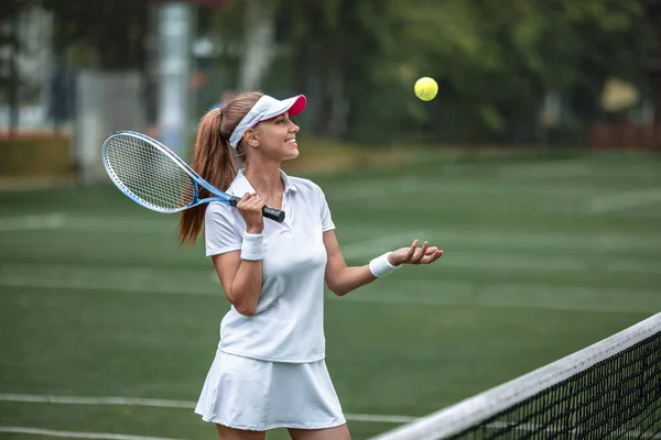 在户外打网球的年轻微笑的女孩 — 图库照片