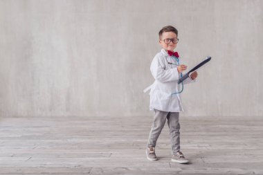 Pano Studio ile gülümseyen küçük doktor