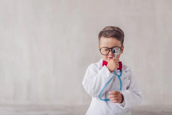 Kapalı Bir Stetoskop Ile Küçük Doktor — Stok fotoğraf