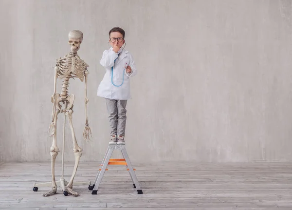 Lächelnder Kleiner Junge Mit Skelett Atelier — Stockfoto