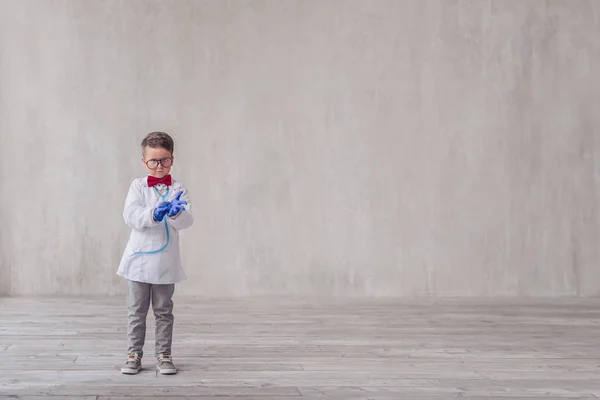 Petit Garçon Avec Gants Studio — Photo