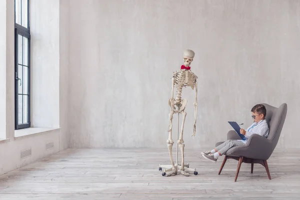 Människans Skelett Med Ett Besök Läkarmottagningen — Stockfoto