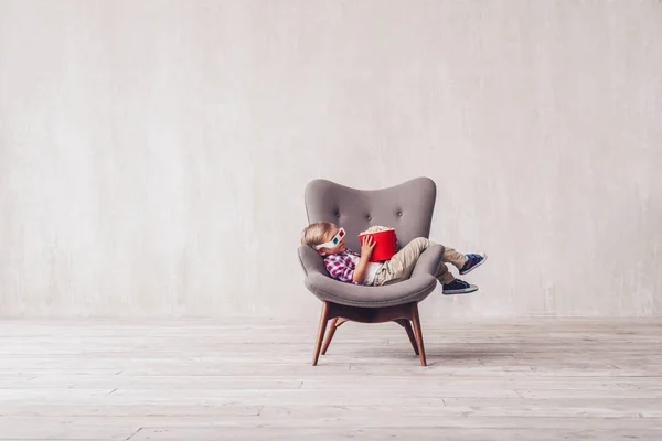 Criança Adormecida Com Pipocas Uma Cadeira Cinema — Fotografia de Stock