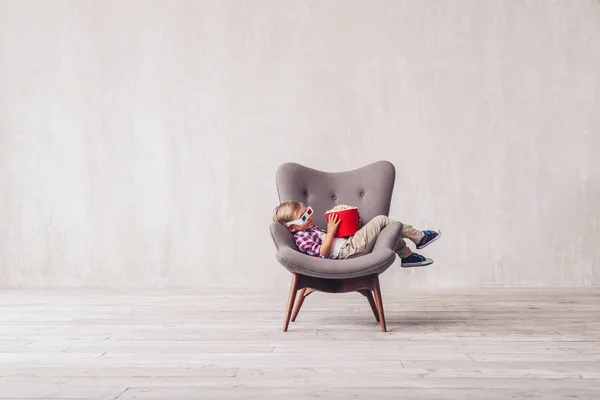 Schlafendes Kleines Kind Mit Popcorn Kinosessel — Stockfoto