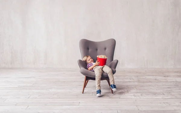 Улыбающийся Ребенок Попкорном Кресле — стоковое фото