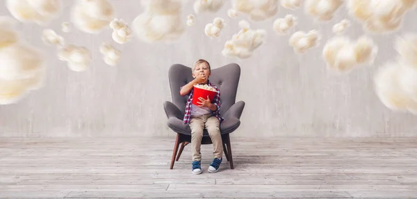 Kleines Kind Isst Popcorn Kino — Stockfoto