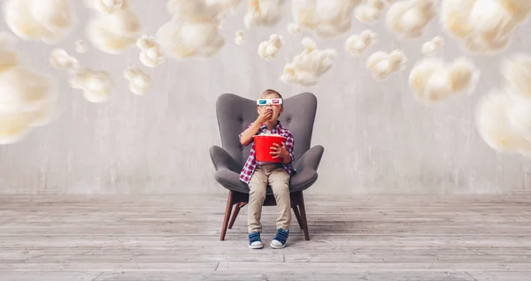 Criança Pequena Óculos Comendo Pipoca Estúdio — Fotografia de Stock