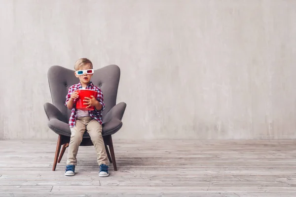 Malé Dítě Brýle Popcorn Doma — Stock fotografie