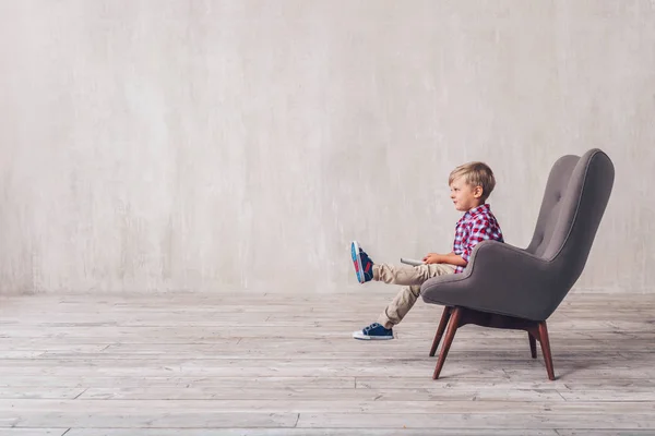 Niño Pequeño Con Mando Distancia Silla Casa —  Fotos de Stock