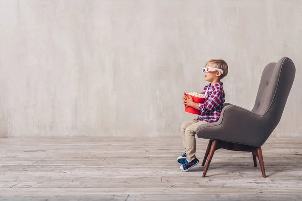 Criança Pequena Óculos Com Pipoca Uma Cadeira — Fotografia de Stock