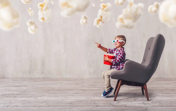 Enfant Heureux Avec Pop Corn Dans Une Chaise Cinéma — Photo