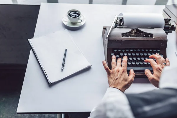 Manos Masculinas Escribiendo Una Máquina Escribir Cerca —  Fotos de Stock