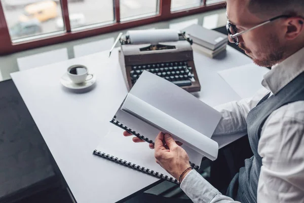 Junge Autorin Mit Drehbuch Aus Nächster Nähe — Stockfoto