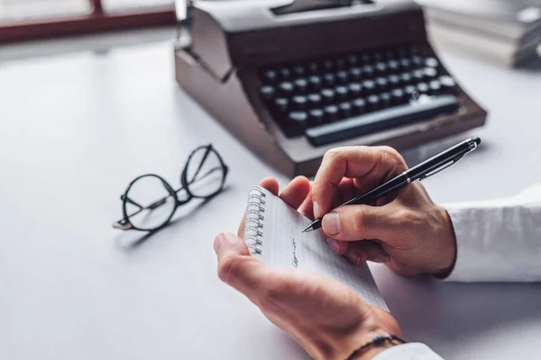 Mannenhand Schrijven Een Close Van Notebook — Stockfoto