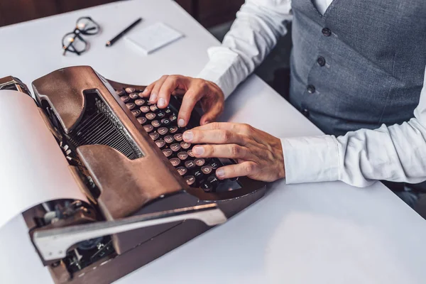 Manos Masculinas Escribiendo Una Máquina Escribir Retro Cerca —  Fotos de Stock