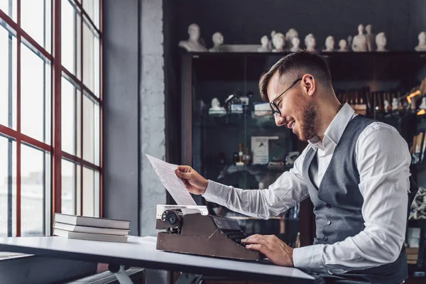 Profesional Sonriente Con Máquina Escribir Retro Ventana — Foto de Stock