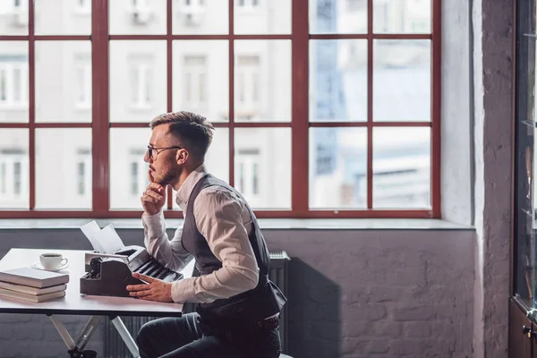 Jeune Homme Tapant Scénario Dans Bureau — Photo