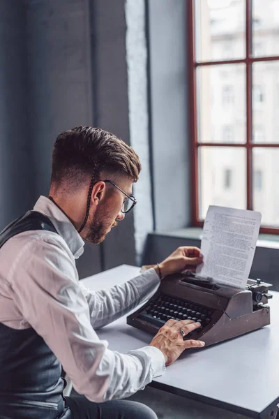 Werkende Man Met Een Retro Typemachine Het Kantoor — Stockfoto