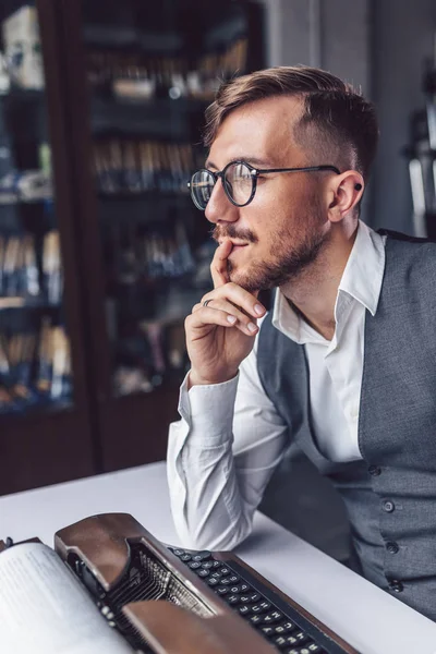 Pensando Uomo Lavoro Ufficio — Foto Stock