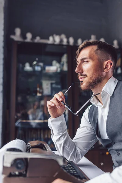 Pensant Écrivain Avec Des Lunettes Dans Bureau — Photo