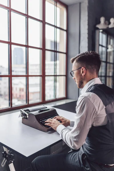 Junge Schriftstellerin Tippt Büro — Stockfoto