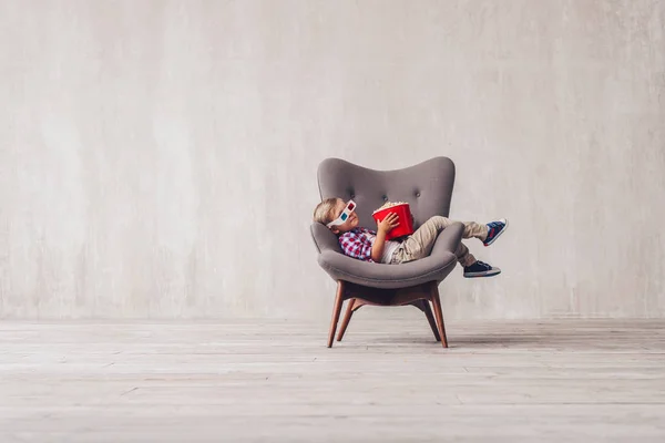 Dormir Petit Enfant Avec Pop Corn Cinéma — Photo