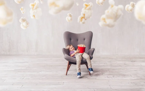 Usměvavý Chlapeček Popcorn Kině — Stock fotografie