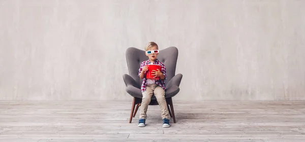 Little Kid Popcorn Glasses Home — Stock Photo, Image