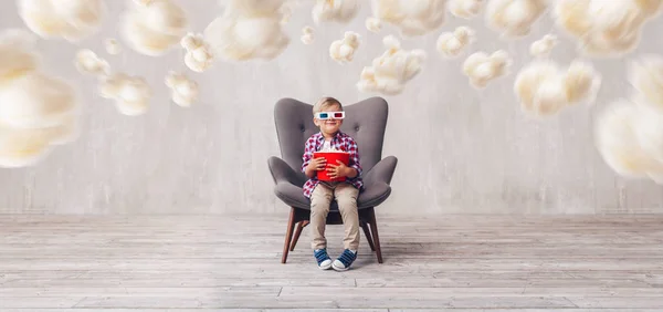 Sonriente Niño Con Palomitas Maíz Gafas Cine —  Fotos de Stock