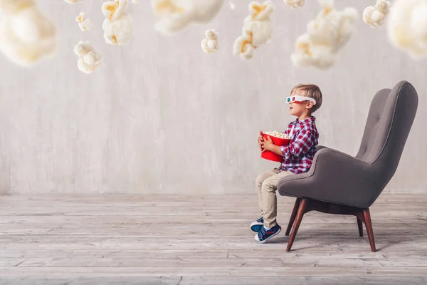 Surprised Little Spectator Popcorn Home — Stock Photo, Image