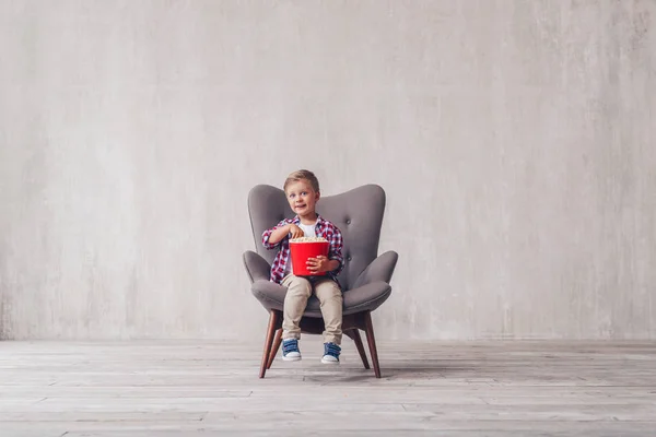 Lachende Weinig Toeschouwer Met Popcorn Thuis — Stockfoto