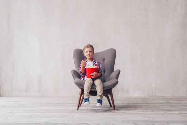 Malé Dítě Popcorn Kině — Stock fotografie