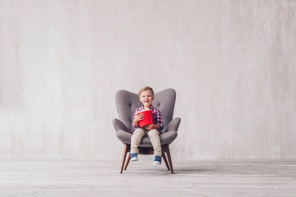 Pequeno Espectador Sorridente Com Pipocas Casa — Fotografia de Stock