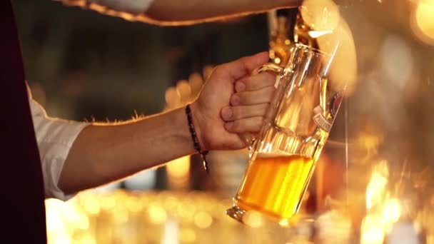 Manos Masculinas Vierten Cerveza Pub — Vídeo de stock