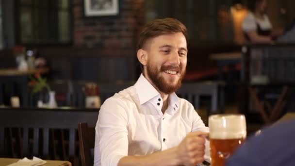 Joven Bebiendo Una Cerveza — Vídeos de Stock