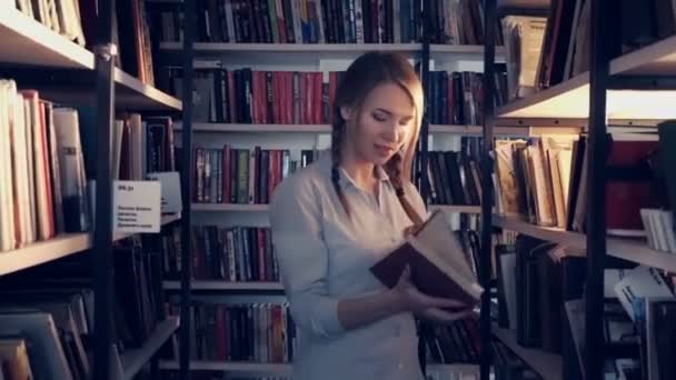 Jovem Menina Atraente Uma Biblioteca — Vídeo de Stock