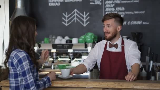 Kellner Und Schönes Mädchen Einem Café — Stockvideo