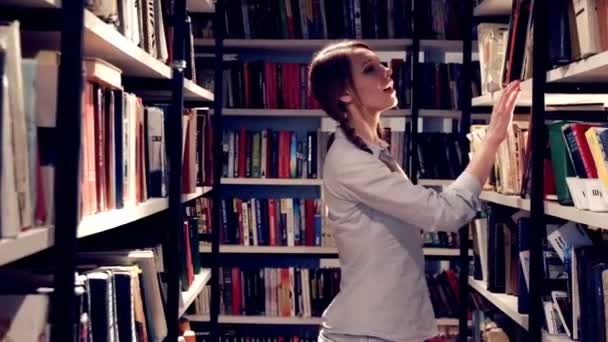 Lächelndes Mädchen Einer Bibliothek — Stockvideo