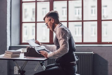 İş yerinde retro daktilolu bir genç profesyonel