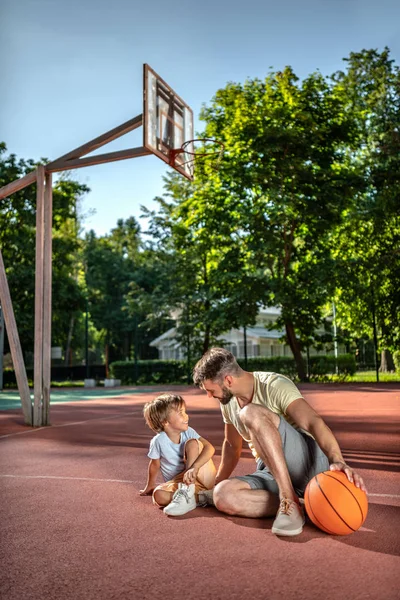 Padre Hijo Cancha Baloncesto Cerca Casa — Foto de Stock