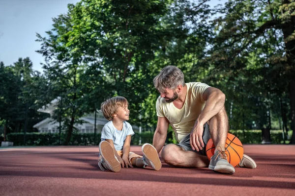 Père Fils Sur Terrain Basket Près Maison — Photo