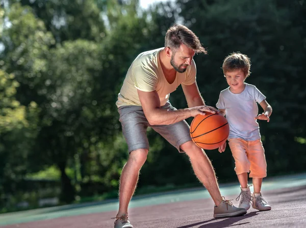 父と息子は屋外でバスケットボールをする — ストック写真