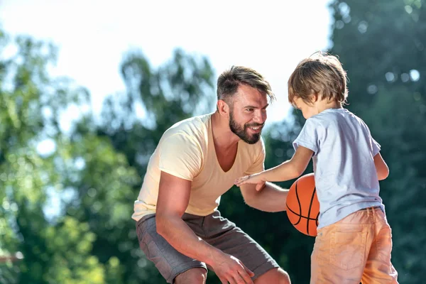 Vater Und Sohn Spielen Basketball Auf Dem Platz — Stockfoto