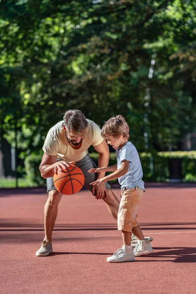 Padre Hijo Jugando Baloncesto Aire Libre — Foto de Stock