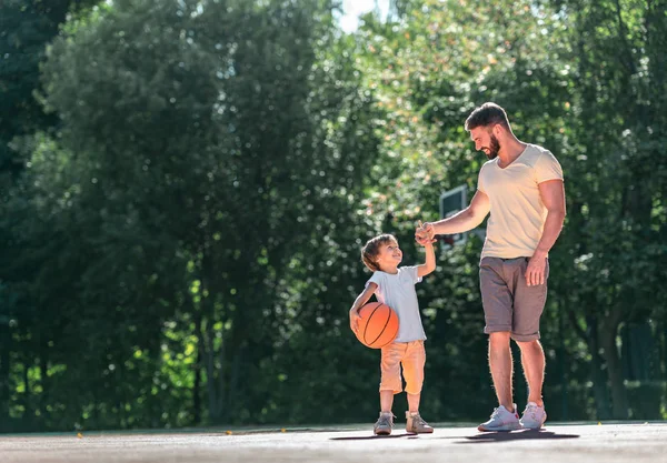 Père Fils Avec Une Balle Sur Terrain Basket — Photo