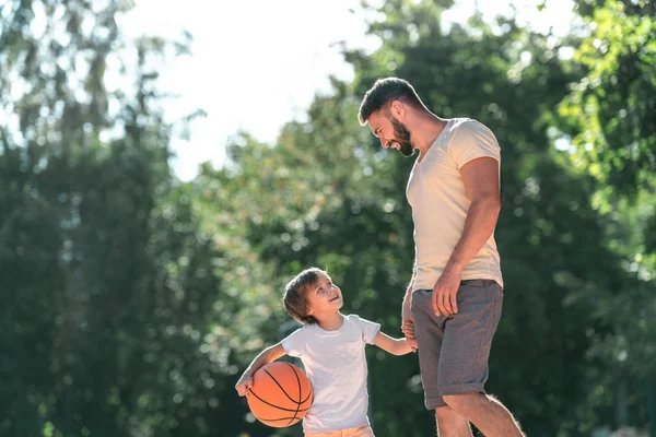 Молодая Семья Мячом Баскетбольной Площадке — стоковое фото