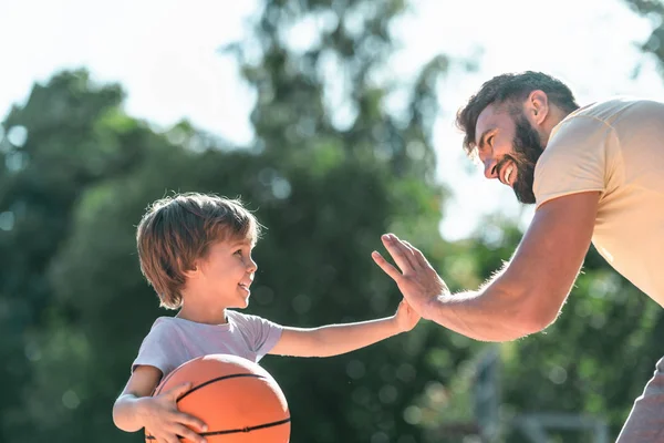 Joyeux Garçon Papa Avec Une Balle Sur Terrain Basket — Photo